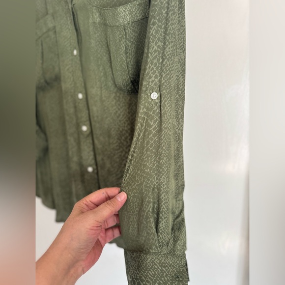 Banana Republic Utility Dillon Classic Fit with Roll Tab blouse - Picture 2 of 8